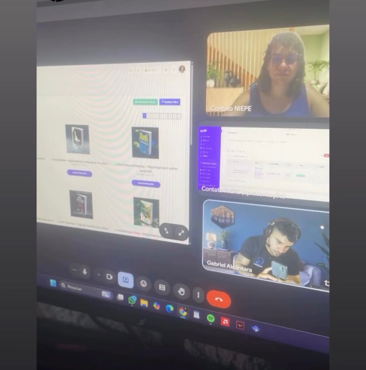 Mentoria ao vivo revisando produtos digitais